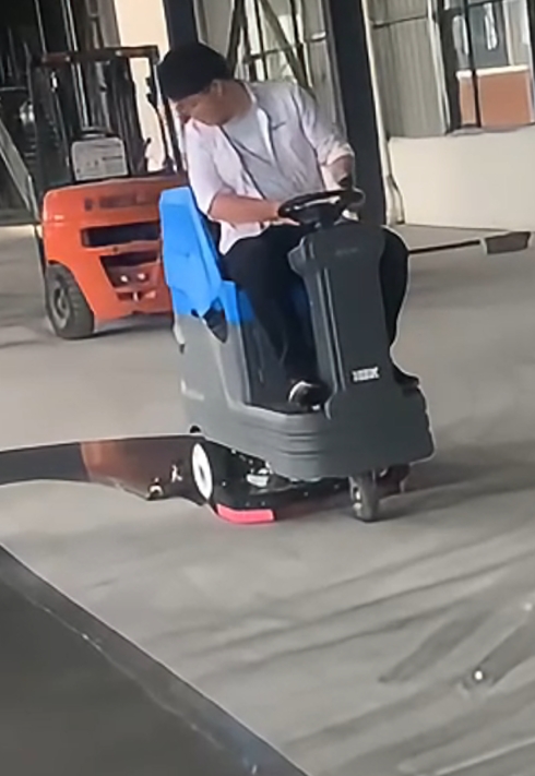  工业洗地机技术迭代：从机械清洁到智能生态